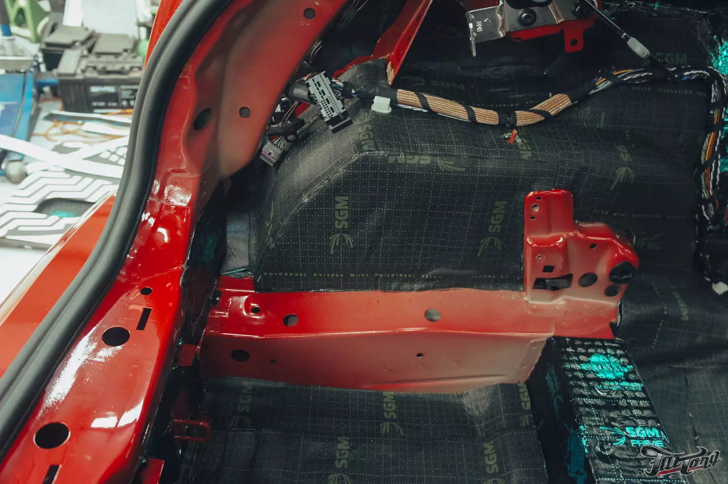 Оклейка Mini John Cooper Works глянцевым полиуретаном, наклейки на кузов, комплексная шумоизоляция, установка новых дисков, керамика дисков и суппортов